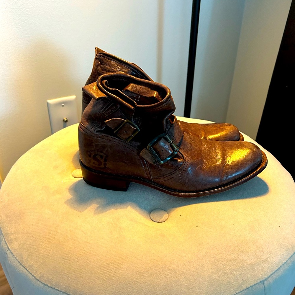 Low profile women’s leather boots. Great with everything! Women’s size 8